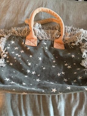 Juvia's Place Gray Star-Print Tote with Cream Handles